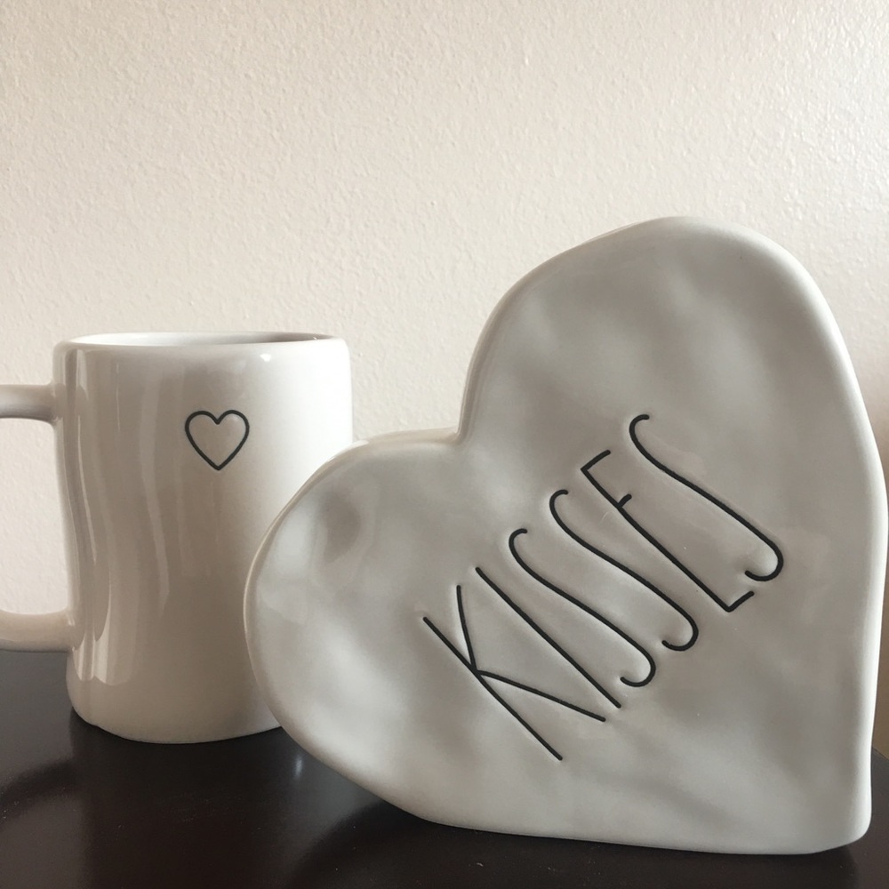 NWT RAE DUNN Valentines KISSES Heart Table Decoration